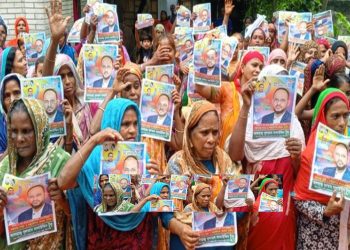 টাঙ্গাইল সদর-৫ মহিলা দলের উঠান বৈঠকে সালাউদ্দিন টুকুর প্রচার