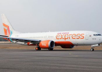 উড্ডয়নের সময় বড় পাখির ধাক্কায় এয়ার ইন্ডিয়া এক্সপ্রেসের ইঞ্জিনে আ'গু'ন