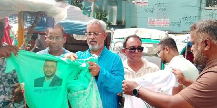 টাঙ্গাইলে সালাউদ্দিন টুকুর পক্ষ থেকে ধানের শীষের গেঞ্জি বিতরণ