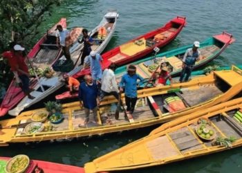 "সুনামগঞ্জের টাঙ্গুয়ার হাওরে ভাসমান দোকানে ডা'কা'তি