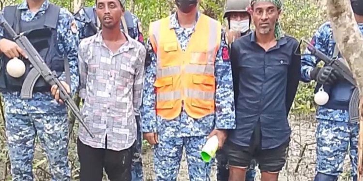সুন্দরবনে কোস্ট গার্ডের অভিযান অ'স্ত্র'স'হ কুখ্যাত ডা'কা'ত ২ আ'ট'ক