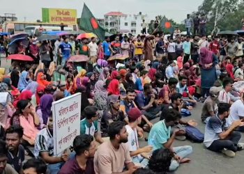 সিরাজগঞ্জ হাটিকুমরুলে রবীন্দ্রবিশ্ববিদ্যালয়ের স্থায়ী ক্যাম্পাসের দাবিতে মহাসড়ক অবরোধ