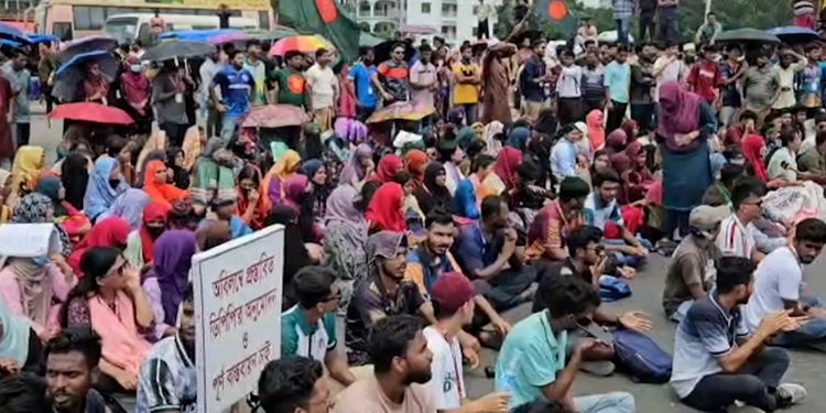 সিরাজগঞ্জ হাটিকুমরুলে রবীন্দ্রবিশ্ববিদ্যালয়ের স্থায়ী ক্যাম্পাসের দাবিতে মহাসড়ক অবরোধ