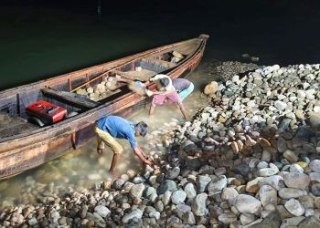 সিলেটে সাদাপাথর লু'টে'র ঘটনায় গ্রে'ফ'তা'র ৫