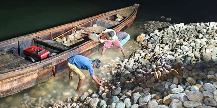 সিলেটে সাদাপাথর লু'টে'র ঘটনায় গ্রে'ফ'তা'র ৫