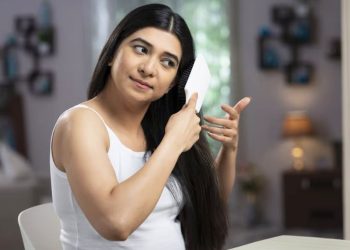 ঘন ও কালো চুলের জন্য আমলকী ও কারি পাতার জাদু: স্বাস্থ্যকর চুলের যত্ন সহজে