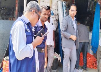 মধুপুর পৌরশহরে ফুটপাত দখলকারীদের জরিমানা