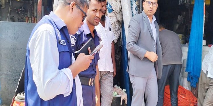 মধুপুর পৌরশহরে ফুটপাত দখলকারীদের জরিমানা