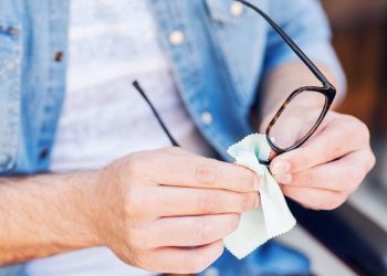 চশমা পরিষ্কারের ভুল অভ্যাস জানুন সঠিক নিয়ম