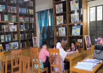 টাঙ্গাইলের মডেল সরকারি প্রাথমিক বিদ্যালয় লাইব্রেরীতে গোপন পরীক্ষা ক্ষুব্ধ অভিভাবকরা