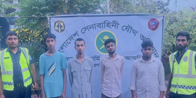 আশুলিয়ায় কিশোর গ্যাংয়ের ৪ সদস্য গ্রেফতার অস্ত্র ও জাল অর্থ উদ্ধার