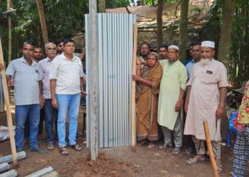 টাঙ্গাইলের মধুপুরে অসহায় বিধবাকে ঘর উপহার দিলেন কর্নেল আজাদ