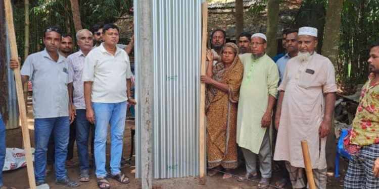 টাঙ্গাইলের মধুপুরে অসহায় বিধবাকে ঘর উপহার দিলেন কর্নেল আজাদ