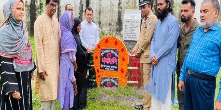 দেলদুয়ারে শহীদ আহনাফ আবির আশরাফুল্লাহর সমাধিতে শ্রদ্ধা নিবেদন