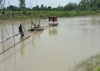 টাঙ্গাইলে চর ফতেপুর থেকে শ্যামার ঘাট পর্যন্ত অবৈধ বাংলা ড্রেজারে বালু উত্তোলন