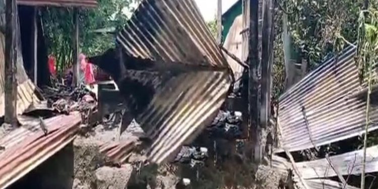 গোপালপুরে বসতবাড়িতে আ'গু'ন পূর্ব শত্রুতার জেরে পরিকল্পিত অগ্নিসংযোগের অভিযোগ