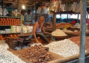 সরবরাহ সংকটে হিলিতে পণ্যের দাম বৃদ্ধি বিপাকে নিম্ন আয়ের মানুষ