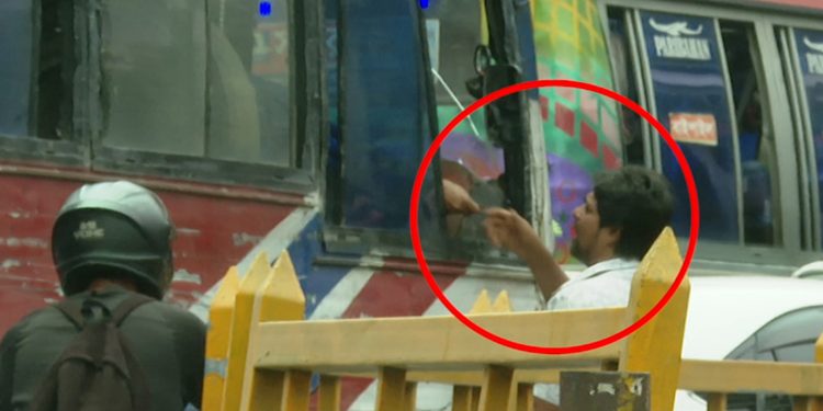 ঢাকার গণপরিবহনে বিশৃঙ্খলার পেছনে গেট পাস চাঁ'দা'বা'জি ও অতিরিক্ত বাস