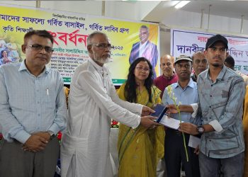 টাঙ্গাইলে শিক্ষার্থীদের সংবর্ধনা ও রোগীদের চিকিৎসা অনুদান প্রদান