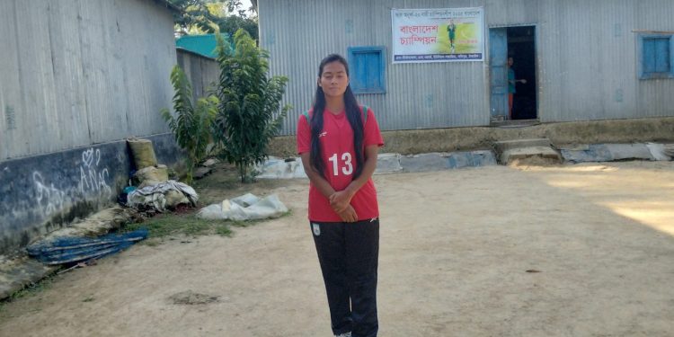টাঙ্গাইলের সখীপুর রুপা আক্তার এখন জাতীয় নারী ফুটবল দলের তারকা