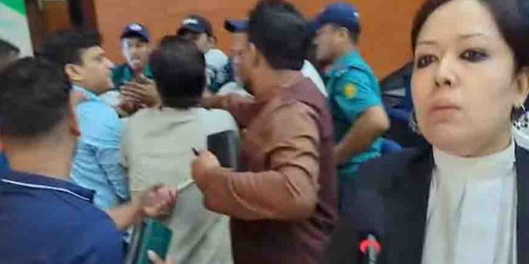 ইসিতে রুমিন ফারহানার অনুসারীদের সঙ্গে এনসিপি নেতাকর্মীদের হাতাহাতি