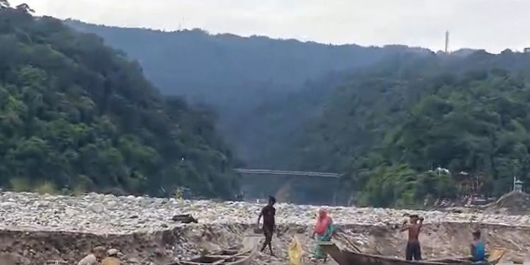 কোম্পানীগঞ্জের পর এবার টার্গেট জাফলং হচ্ছে পাথর লুট