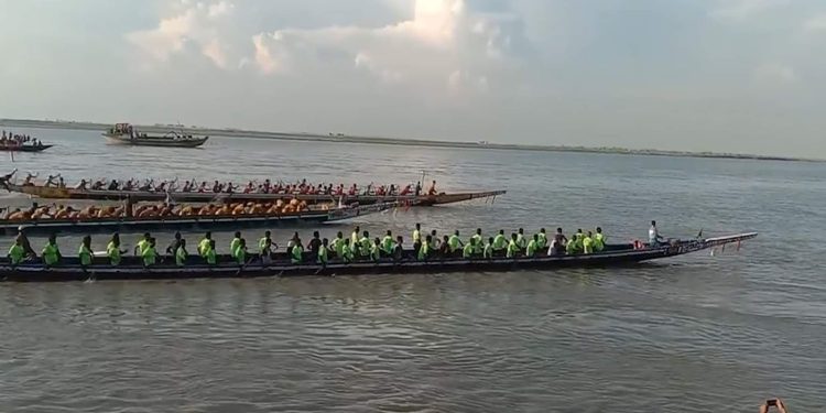 ভূঞাপুরে যমুনা নদীতে ঐতিহ্যবাহী নৌকা বাইচ অনুষ্ঠিত