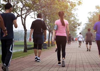 সুস্থ থাকার সহজ উপায় কীভাবে সঠিকভাবে হাঁটবেন এবং এর স্বাস্থ্য উপকারিতা