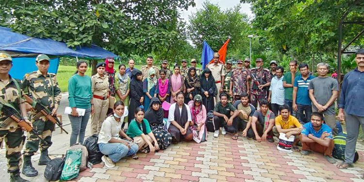 ভারত থেকে ফেরত ২২ বাংলাদেশি নাগরিক চুয়াডাঙ্গার দর্শনা দিয়ে হস্তান্তর