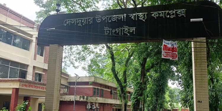 অবহেলায় দেলদুয়ার উপজেলা স্বাস্থ্য কমপ্লেক্সে ভেঙে পড়ছে স্বাস্থ্য সেবা