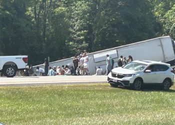 নিউইয়র্কে পর্যটকবাহী বাস উল্টে নি'হ'ত ৫