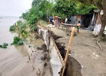 তিস্তা সেতুরক্ষা বাঁধে ভাঙন যোগাযোগ বিচ্ছিন্নের শঙ্কায় ৩০ লাখ মানুষ