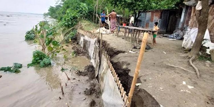 তিস্তা সেতুরক্ষা বাঁধে ভাঙন যোগাযোগ বিচ্ছিন্নের শঙ্কায় ৩০ লাখ মানুষ