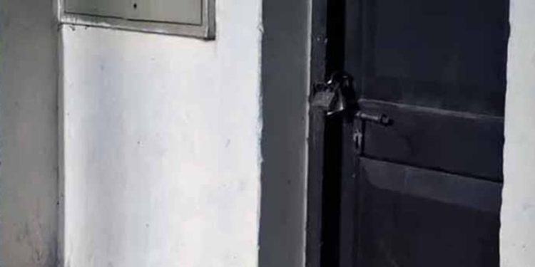 টাঙ্গাইলে নবনিযুক্ত জিপির কক্ষে তালা ঝুলালেন আইনজীবীরা