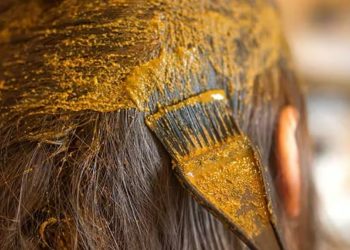 চুলে মেহেদির সঙ্গে কফি মেশানো কি নিরাপদ?