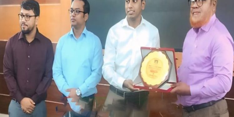 টাঙ্গাইলে শ্রেষ্ঠ কানুনগো নির্বাচিত দেলদুয়ারের রফিকুল ইসলাম