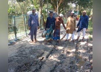 গোপালপুরে খানাখন্দে ভরা কাঁচা রাস্তা সংস্কার করলেন জামায়াত নেতা জুলহাস উদ্দিন,