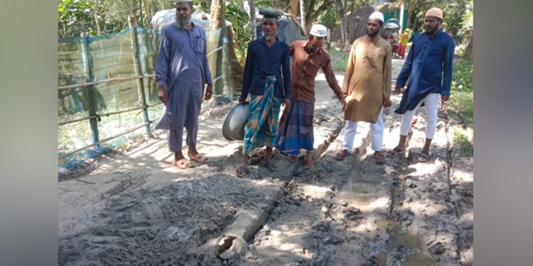 গোপালপুরে খানাখন্দে ভরা কাঁচা রাস্তা সংস্কার করলেন জামায়াত নেতা জুলহাস উদ্দিন,