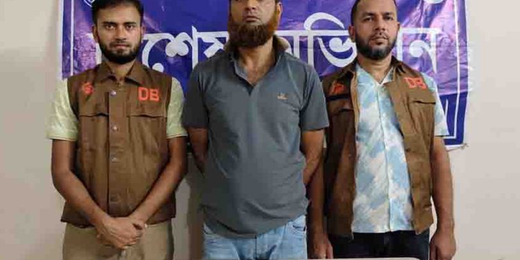 সাভারে বিপুল পরিমাণ জাল টাকা ও ভারতীয় রুপি উদ্ধার কারবারি গ্রে'প্তা'র