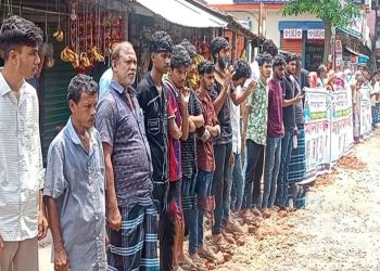 দেলদুয়ারে আতিকুর রহমান হত্যা মামলার আসামি গ্রেফতারের দাবিতে মানববন্ধন