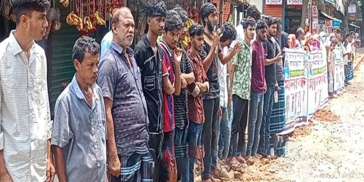 দেলদুয়ারে আতিকুর রহমান হত্যা মামলার আসামি গ্রেফতারের দাবিতে মানববন্ধন
