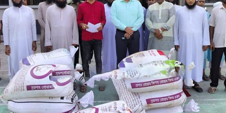 জব্দকৃত সরকারি চাল এতিমদের মাঝে বিতরণ করলেন কালিহাতীর ইউএনও