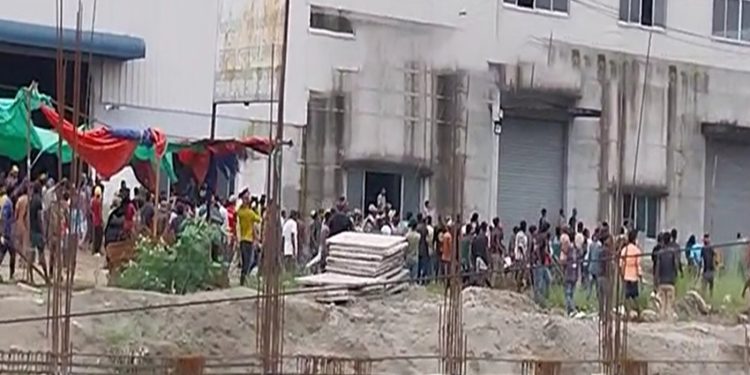 দেলদুয়ারে নাসির গ্রুপের দুই কারখানার শ্রমিকদের রক্তক্ষয়ী সংঘর্ষে আ'হ'ত ৩০
