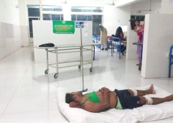 জয়পুরহাটে চলন্ত ট্রেন থেকে ছি'ন'তা'ই'কা'রী'র ধাক্কায় আ'হ'ত যাত্রী