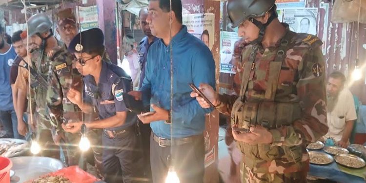 টাঙ্গাইলে চিংড়িতে জেলি ও নকল পণ্য বিক্রির দায়ে ৭৫ হাজার টাকা জরিমানা