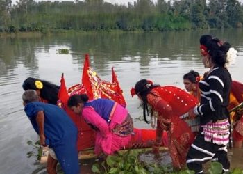 ভুঞাপুরে বেহুলা লক্ষিন্দরে কাহিনী অবলম্বনে যমুনা নদীতে শাওনে ডালা অনুষ্ঠিত