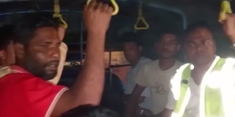 শ্রীপুরে মশাল মিছিলের প্রস্তুতিকালে ৪ ছাত্রলীগ কর্মী আ'ট'ক