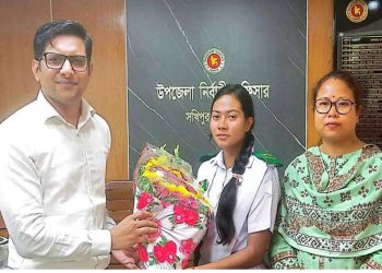 সাফ অনূর্ধ্ব-২০ চ্যাম্পিয়ন রুপা আক্তারকে সংবর্ধনা দিল সখীপুর উপজেলা প্রশাসন