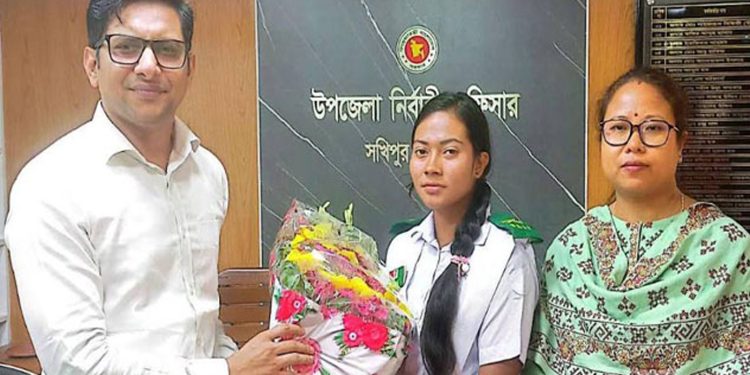 সাফ অনূর্ধ্ব-২০ চ্যাম্পিয়ন রুপা আক্তারকে সংবর্ধনা দিল সখীপুর উপজেলা প্রশাসন