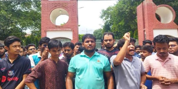 ঢাকায় প্রকৌশলীদের আন্দোলনে পুলিশের হা'ম'লা'র প্রতিবাদে টাঙ্গাইলে বিক্ষোভ